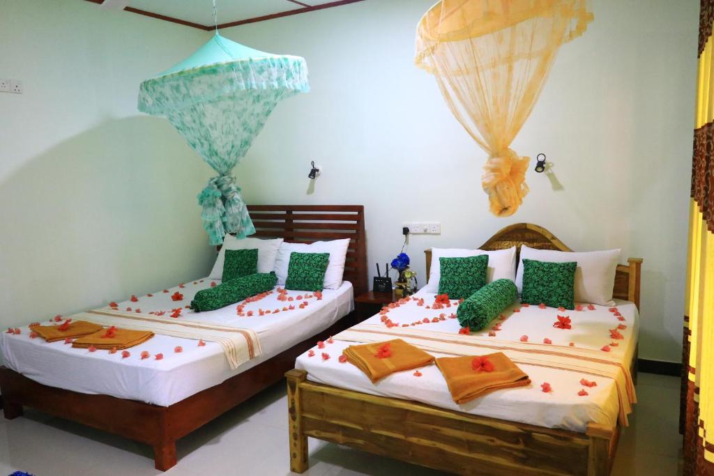 2 Einzelbetten in einem Zimmer in der Unterkunft Panoramic Royal Villa in Sigiriya