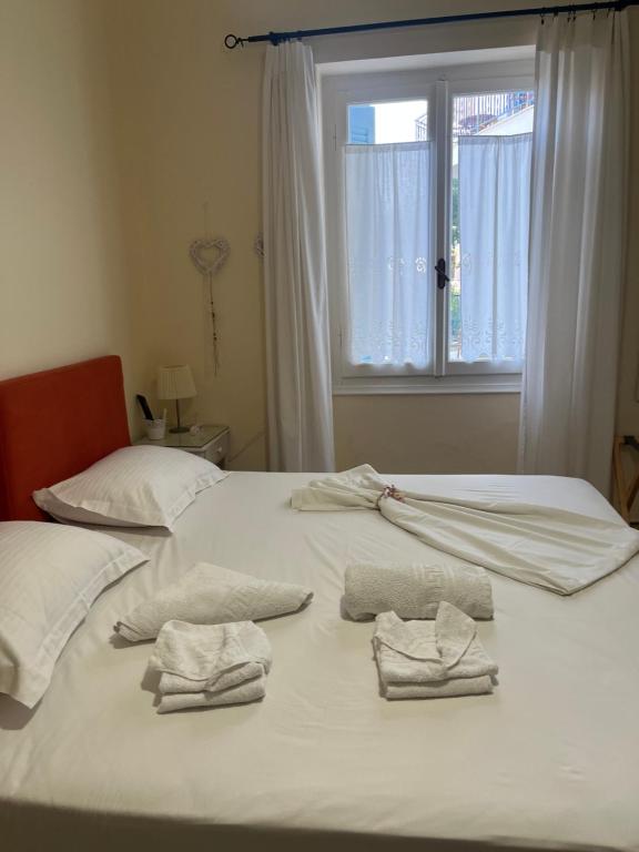 Postel nebo postele na pokoji v ubytování Aerides Studios