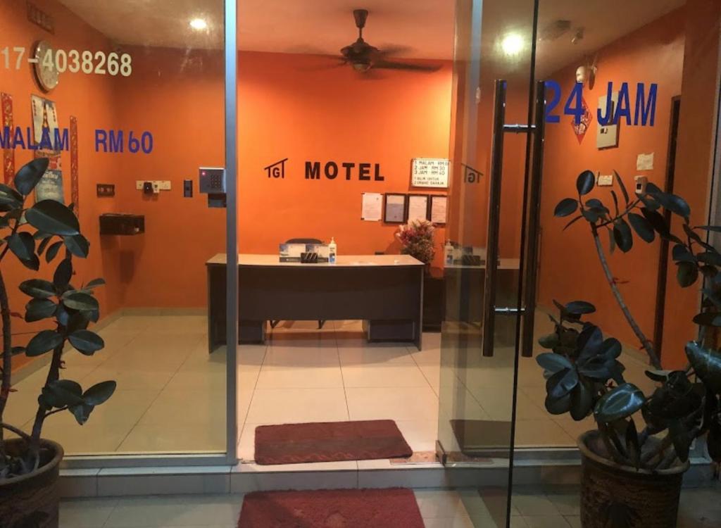 Habitación con baño con ducha y lavabo. en TGT MOTEL Sp, en Sungai Petani