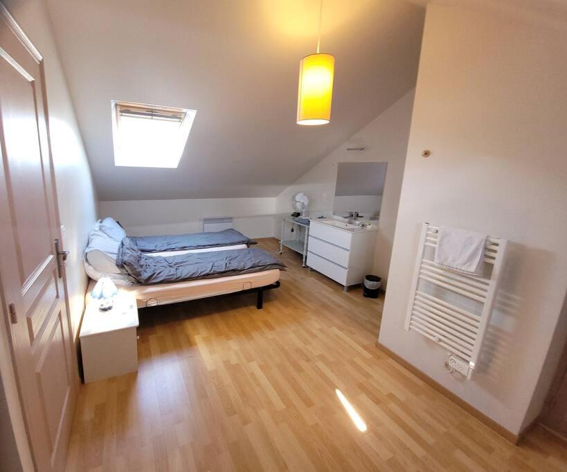 Un pat sau paturi într-o cameră la Le duplex de Berigo - Les Gîtes de la Côte d'Amour