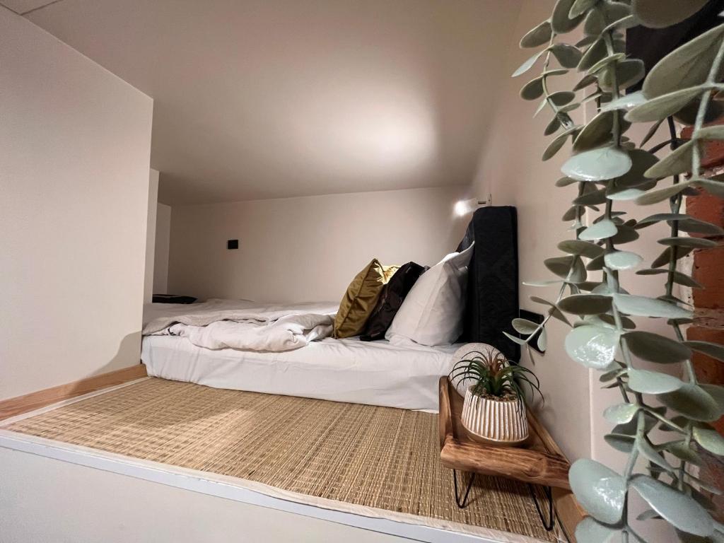 1 dormitorio con 1 cama en una habitación pequeña en Apartaments in the city centre en Kaunas