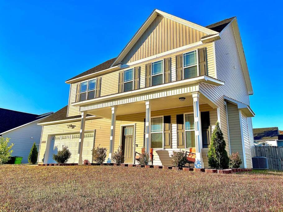 uma casa amarela com um gambrel em Beautiful home with Viking Royale Spa conveniently located near the Marines em Jacksonville
