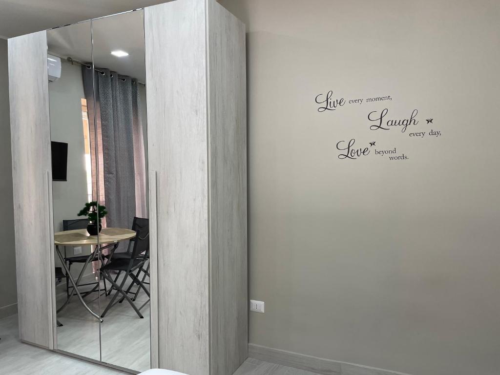 uno specchio in una stanza con tavolo e sala da pranzo di Horus Home a Torre del Greco