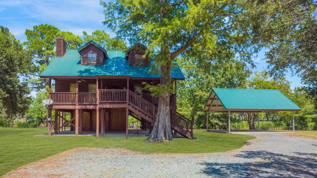 domek na drzewie z tarasem i placem zabaw w obiekcie Experience Louisiana, Cabin on Bayou Petite Anse w mieście New Iberia