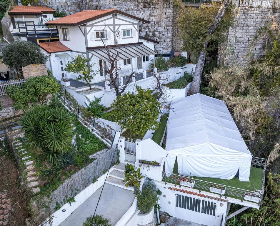 Cette chambre offre une vue sur une maison blanche dotée d'une tente. dans l'établissement THE WHITE HOUSE BEAUSOLEIL- Monaco Border, à Beausoleil