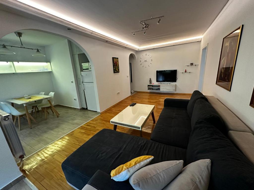 un soggiorno con divano e tavolo di 65m2 Apartment, 3 Rooms Skopje, Karpos a Skopje