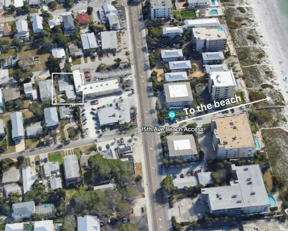 une vue aérienne d'une ville avec les mots vers la plage dans l'établissement Island Bliss I, à Clearwater Beach