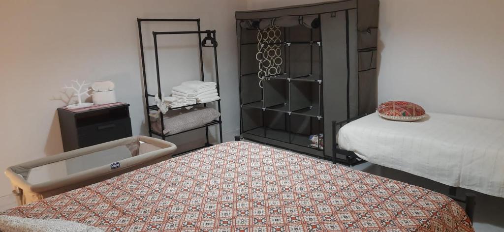 ein kleines Zimmer mit einem Bett und einem Spiegel in der Unterkunft Casa vacanze Il Portoncino in Ercolano