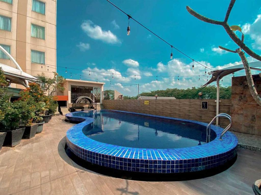 Bazén v ubytování Sapphire Sky Hotel & Conference nebo v jeho okolí