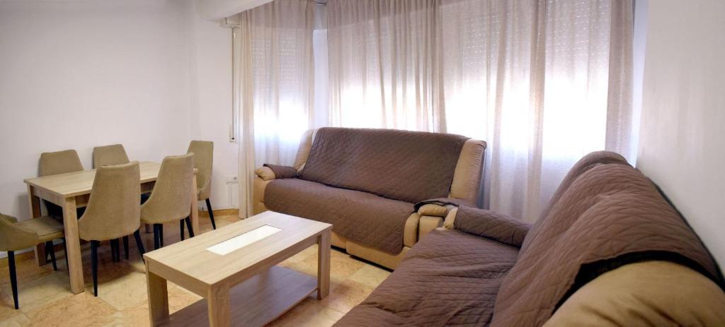 uma sala de estar com um sofá e uma mesa em Apartamentos Atlas Terrassa II em Terrassa