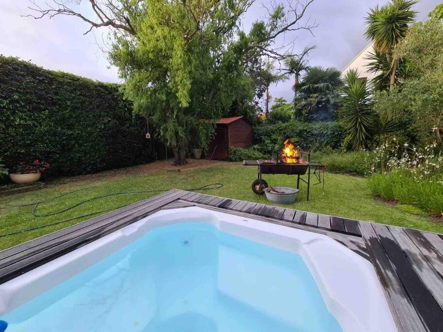 สระว่ายน้ำที่อยู่ใกล้ ๆ หรือใน Serendipity - Home in Die Boord, Stellenbosch & solar power!
