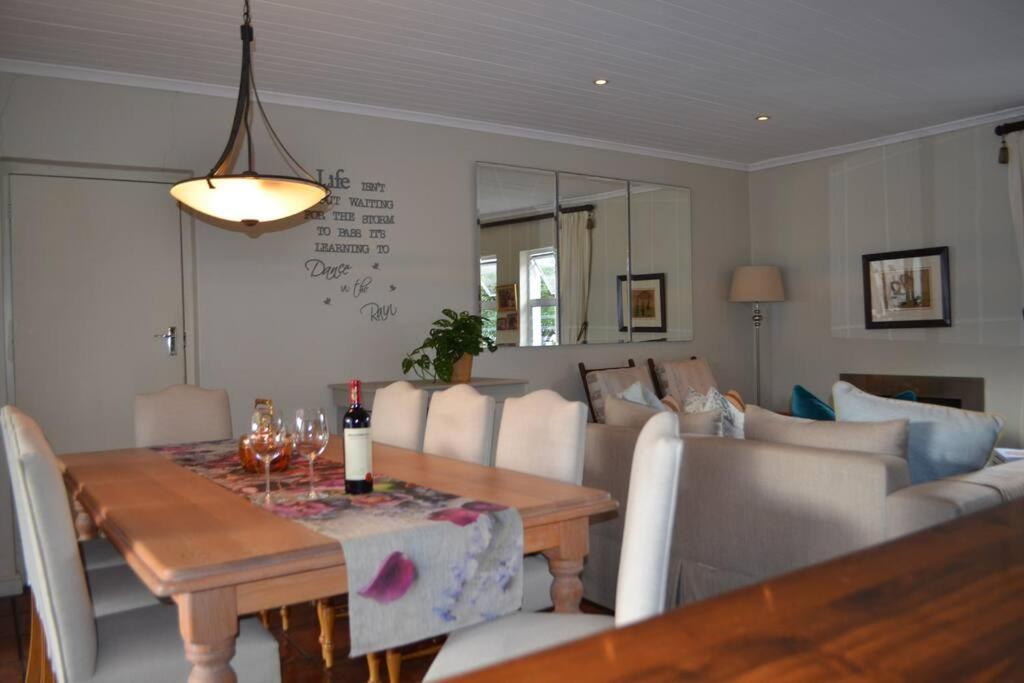Χώρος καθιστικού στο Serendipity - 3 Bedroom home, jacuzzi & inside barbecue