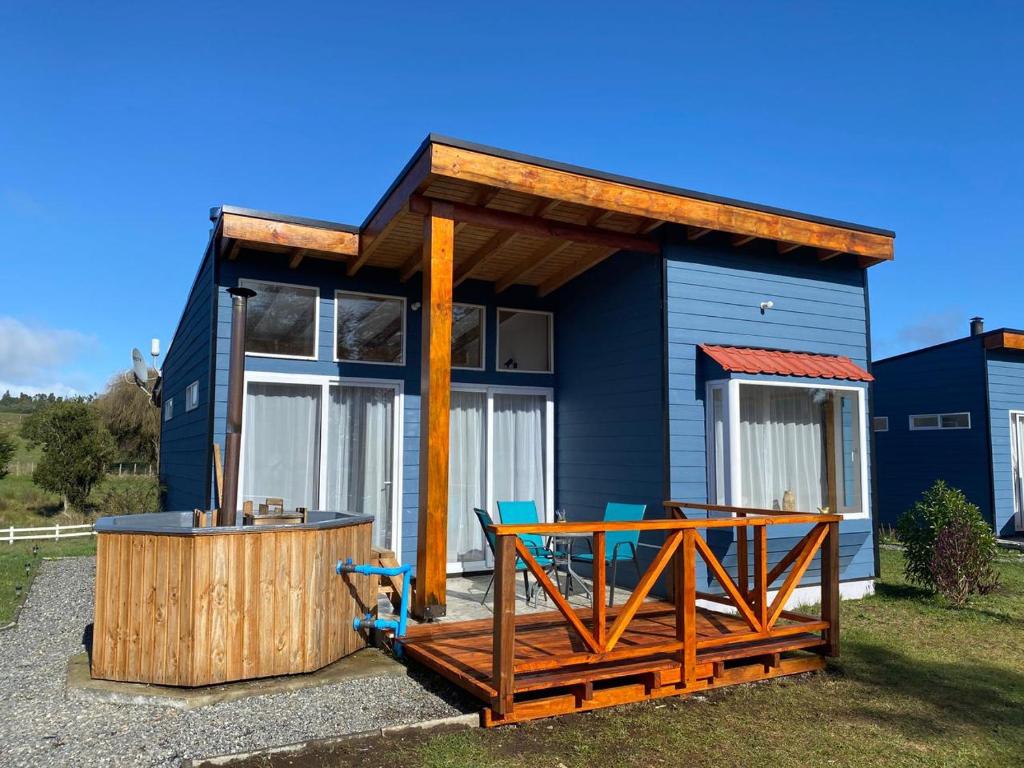 Casa azul con terraza y bañera de hidromasaje en Cabaña Familiar de Descanso y Paseo - Puyehue, en Puyehue
