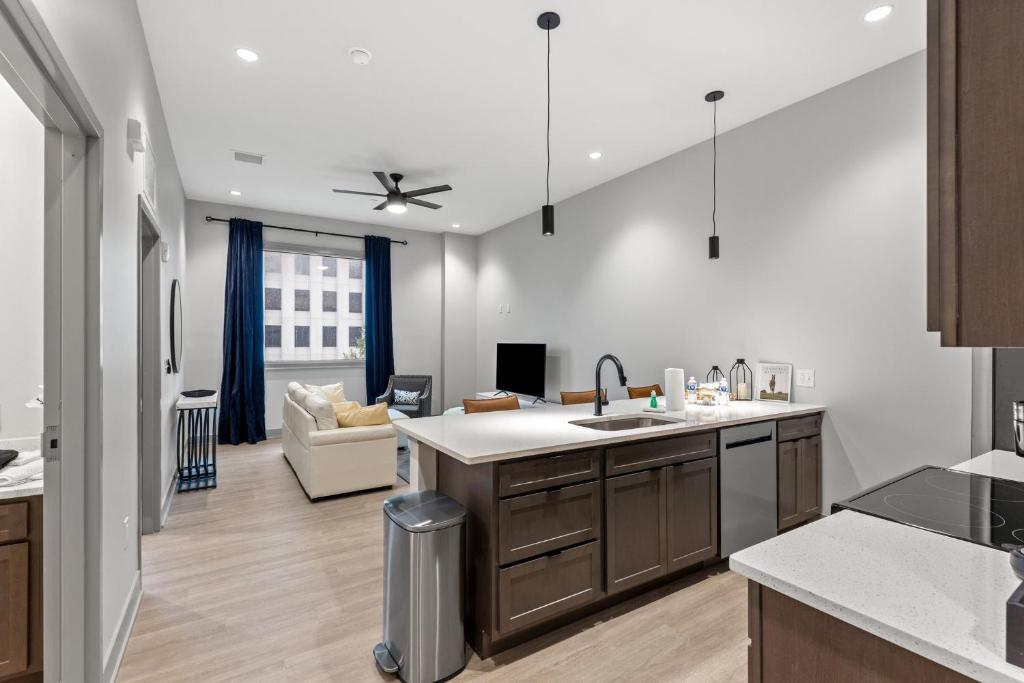 175 LEX - Walkable Downtown Lexington & Rupp Arena - Full Condos - Two-Bedroom Apartment