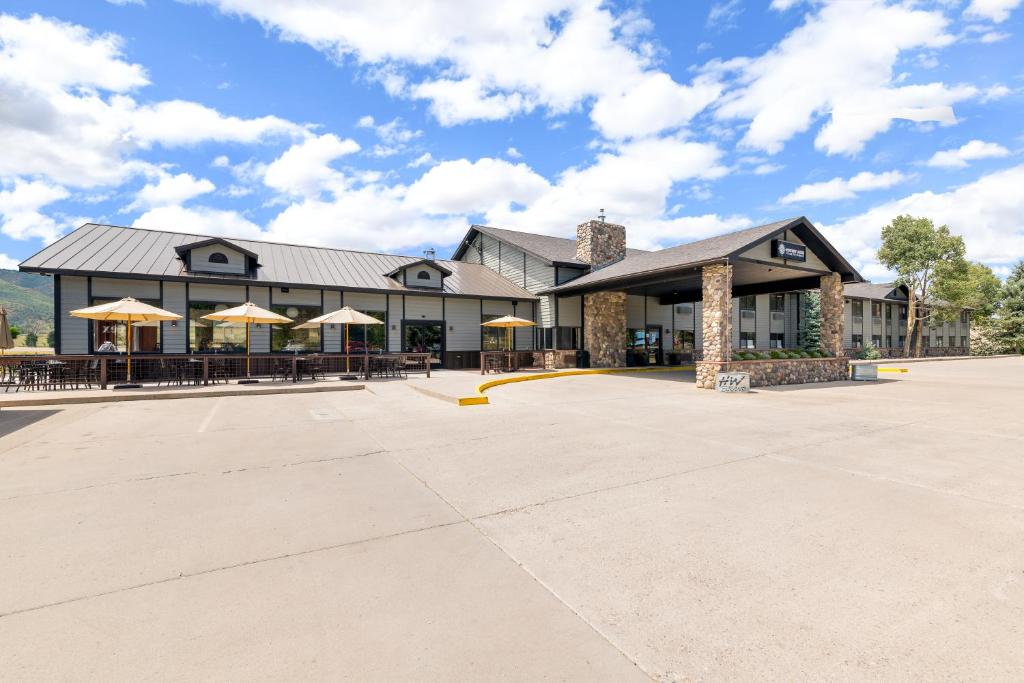 ein leerer Parkplatz vor einem Gebäude in der Unterkunft MTN Lodge Ridgway in Ridgway