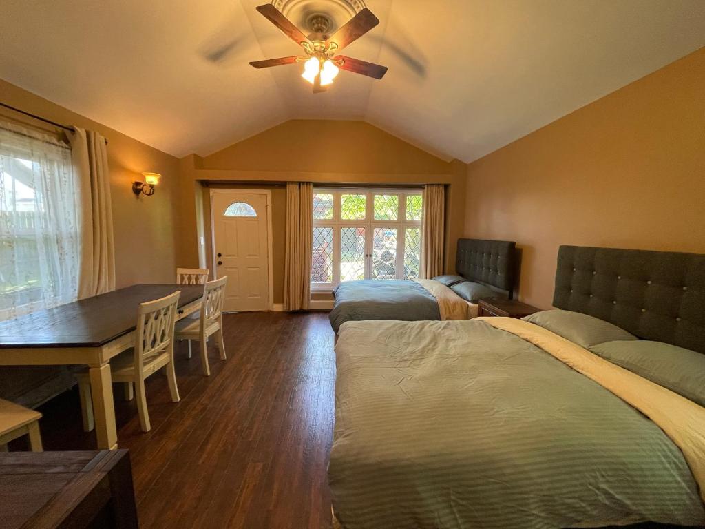 um quarto com 2 camas, uma mesa e uma sala de jantar em THE RED STAR room E em Cataratas do Niágara