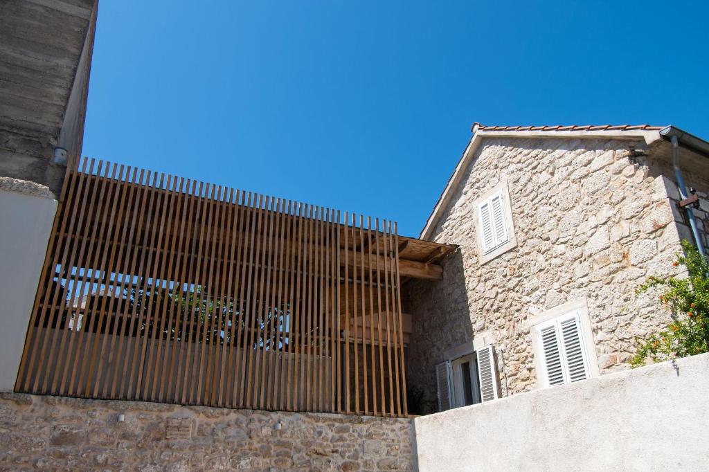 una valla en el lateral de un edificio en Apartment Julija, en Vodice