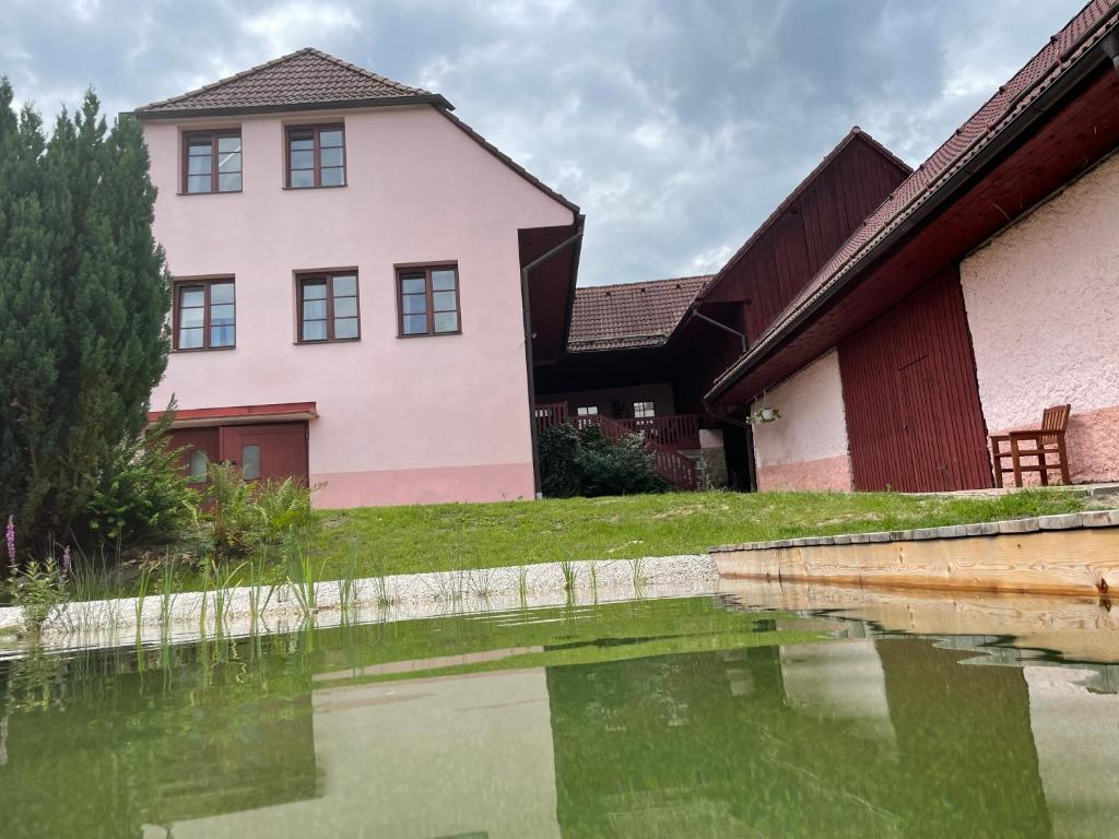 una casa seduta accanto a un corpo d'acqua di Apartmány Nezdice na Šumavě a Nezdice