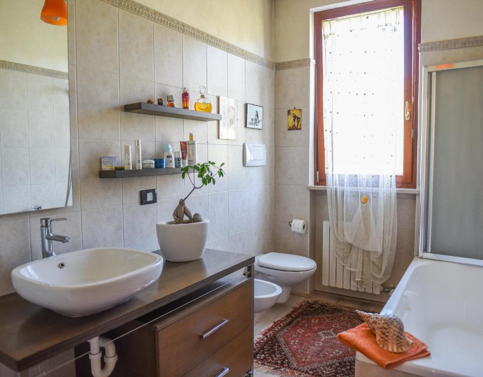 Koupelna v ubytování A Casa di Lidia 15 min dal Lago di Garda e Verona Centro Vicinissima Terme Acquardens