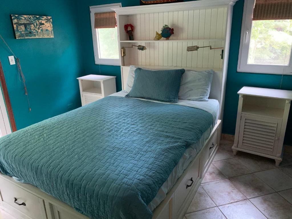 uma cama num quarto com uma parede azul em Beautiful Apartment with Terrace em Isla Contadora