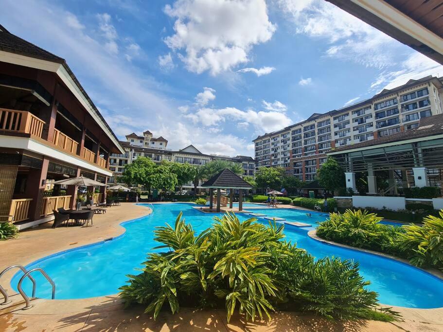 un complejo con una gran piscina con árboles y edificios en Cebu One Oasis Fully Furnished Studio with balcony, en Carreta