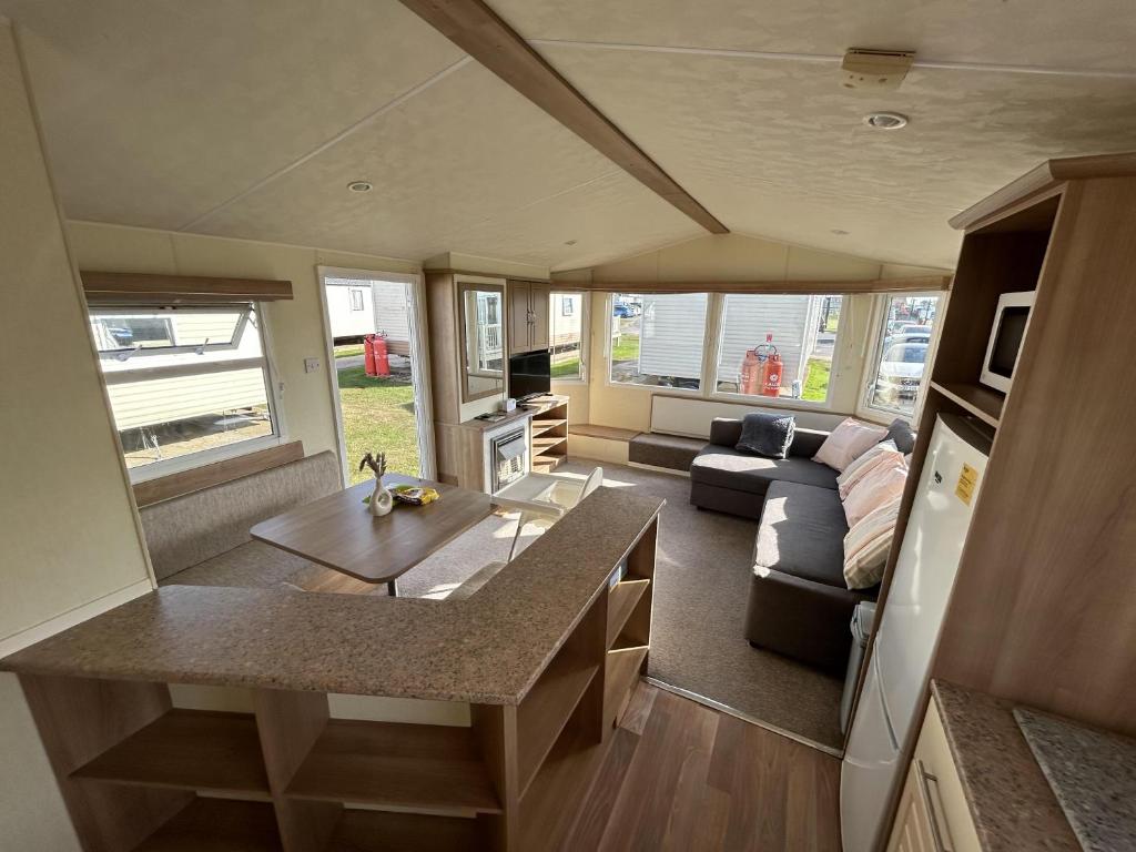 uma cozinha e sala de estar de uma caravana em Lovely 2-Bed Lodge in St Osyth em Clacton-on-Sea