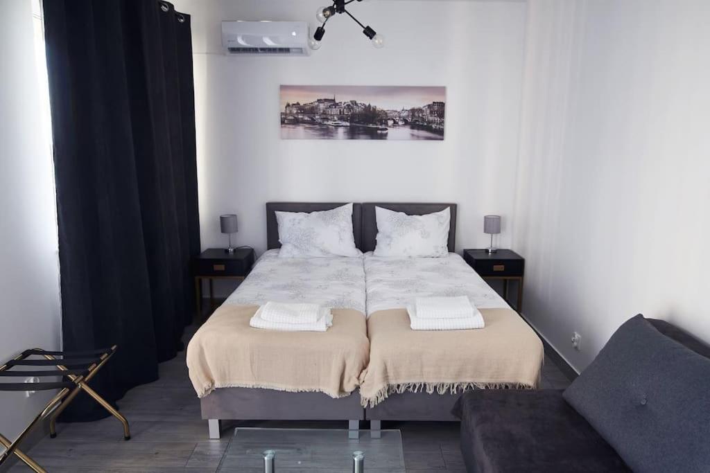 - une chambre avec un lit et 2 serviettes dans l'établissement Apartament Carolina, à Rzeszów