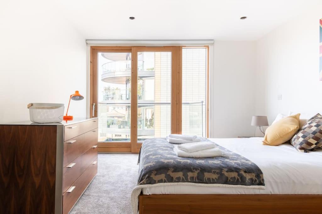 hotels near tobacco dock wapping Modern & Comfortable Flat - Tobacco Dock