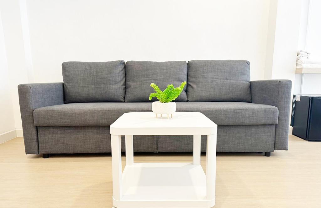 Khu vực ghế ngồi tại River Home Bangkok