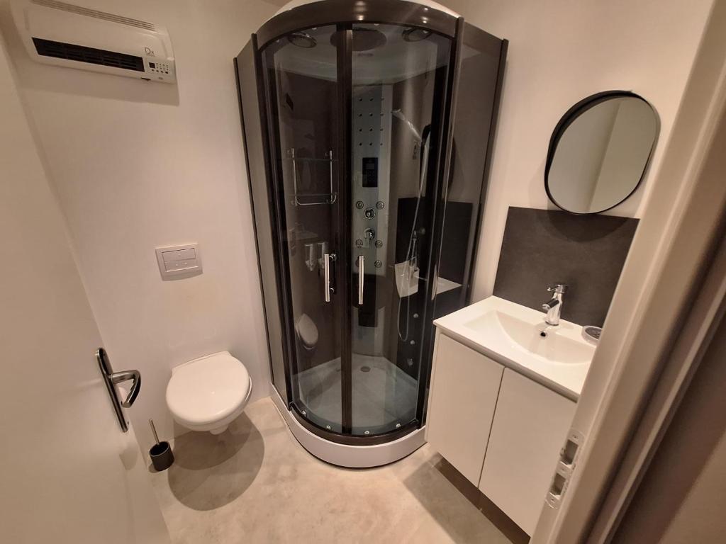 Koupelna v ubytování Chez Véro chambres d'hôtes & Maison en pierre contemporaine