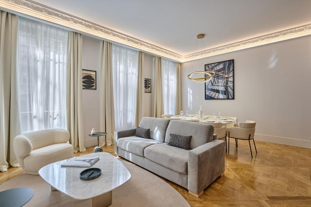 un salon avec un canapé et une table dans l'établissement Apartment Matignon by Studio prestige, à Paris