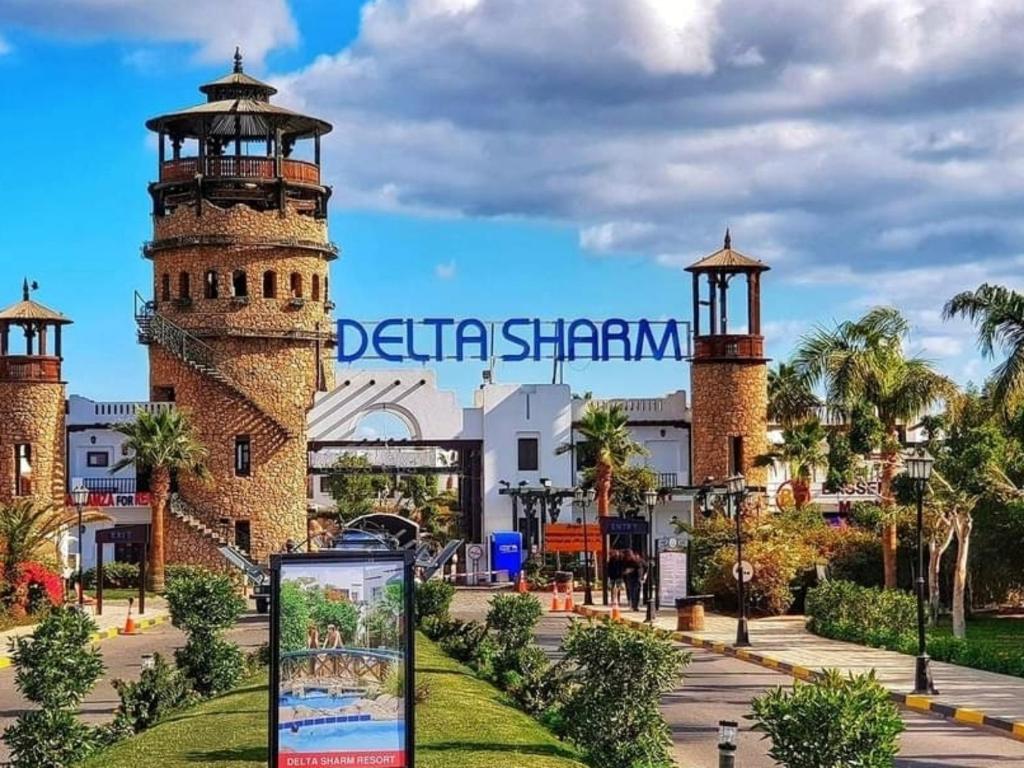 una señal frente a un edificio con un faro en Apartments for rent in Delta Sharm Resort en Sharm El Sheikh