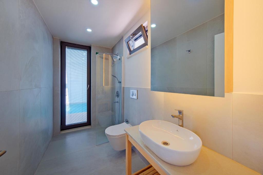 Koupelna v ubytování Villa İon İndoor heated pool, Sauna, Jacuzzi, Underfloor heating system