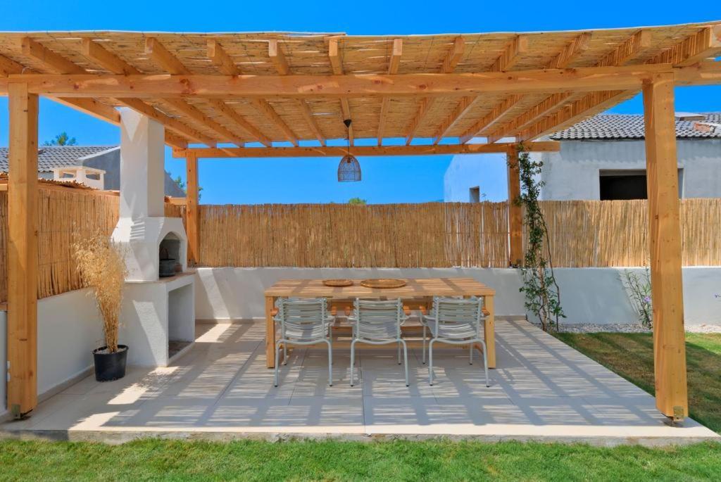Balkón nebo terasa v ubytování Villa İon İndoor heated pool, Sauna, Jacuzzi, Underfloor heating system
