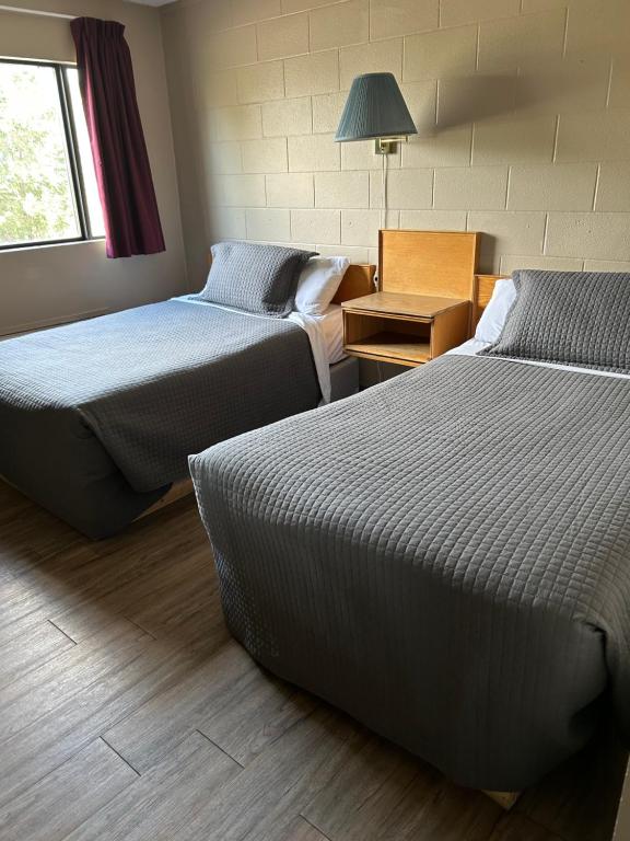 Postel nebo postele na pokoji v ubytování Cedar Inn