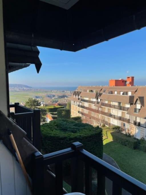 une vue depuis le balcon d'un immeuble dans l'établissement Appartement Vue mer et espaces verts proche Deauville Traveller Awards 2025, à Blonville-sur-Mer