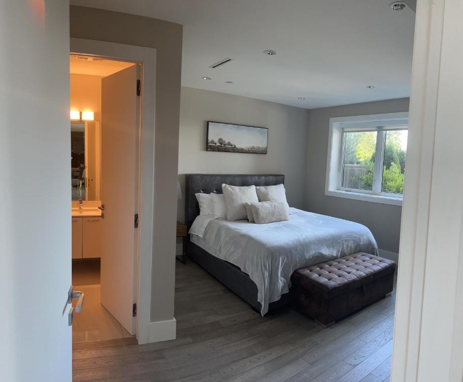 Postel nebo postele na pokoji v ubytování Luxury accomodation in West Vancouver