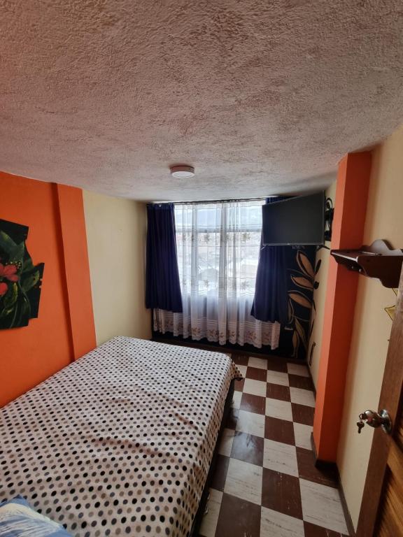 Ένα ή περισσότερα κρεβάτια σε δωμάτιο στο Habitaciones en Apartamento de las Flores
