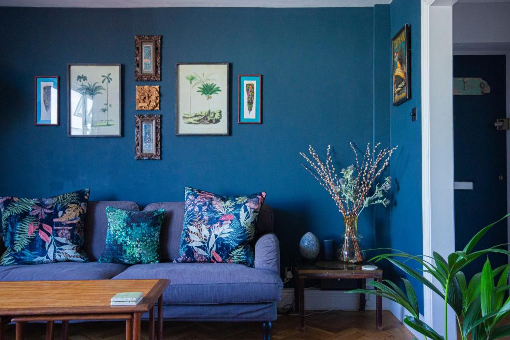un soggiorno blu con divano blu di Cosy Eton Escape with parking. a Eton