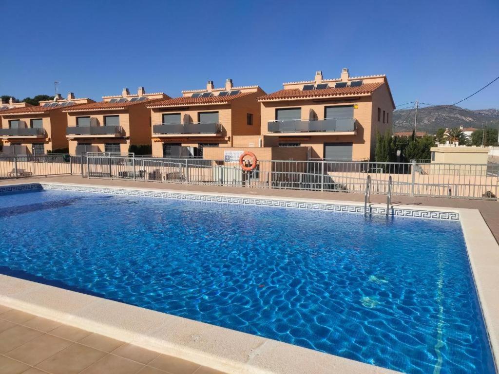 a large swimming pool in front of a building at Apartamento en Miami Platja - Tarragona in Miami Platja