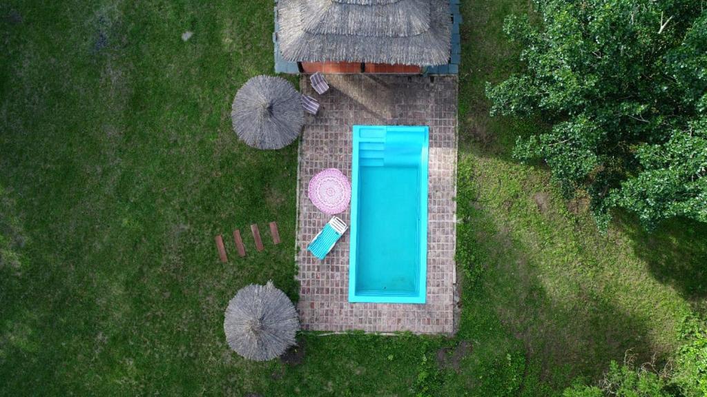 una vista aérea de una piscina en un césped en CABAÑAS EL CAMINO en San Luis