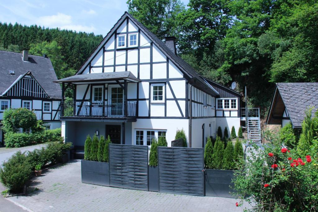 a white and black house with a courtyard at Sallinghaus in Eslohe