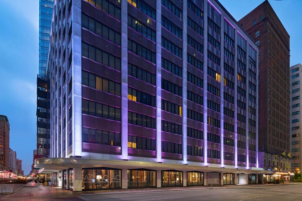 ヒューストンにあるAC Hotel by Marriott Houston Downtownの夜の紫の建物