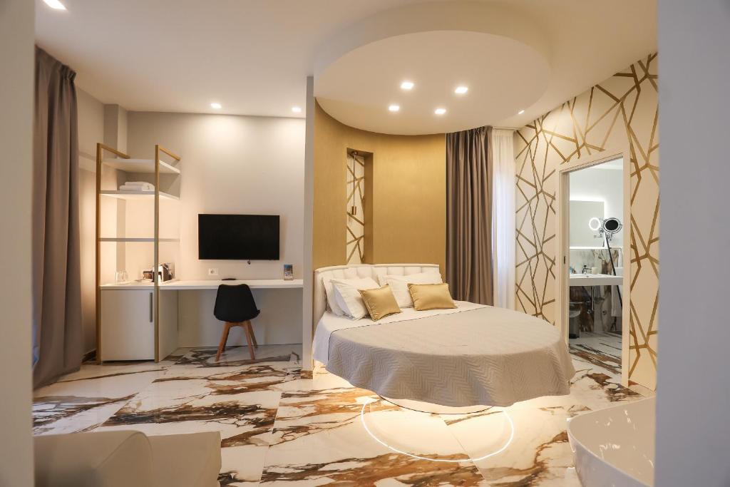 una camera con letto, scrivania e TV di Hotel Cenisio a Rimini