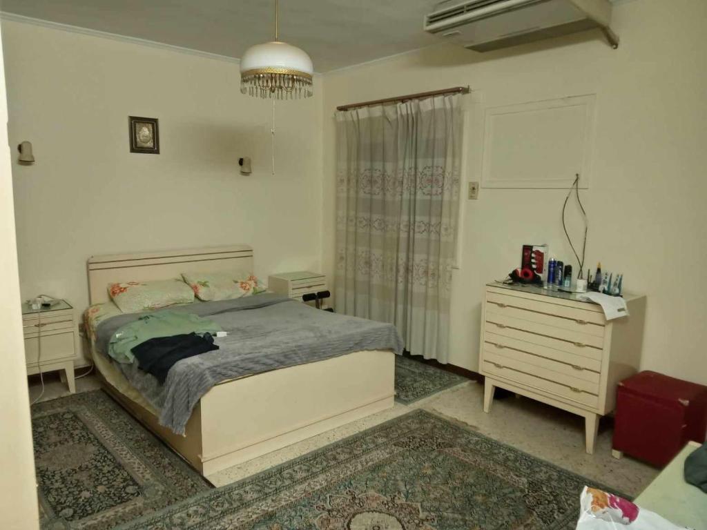 Postel nebo postele na pokoji v ubytování one master bedroom in a shared apartment
