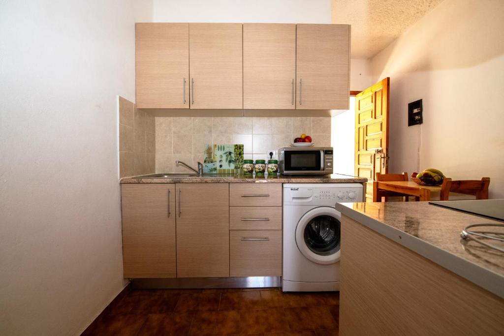 Kuchyň nebo kuchyňský kout v ubytování George Seaside Serviced Studios & Apartments