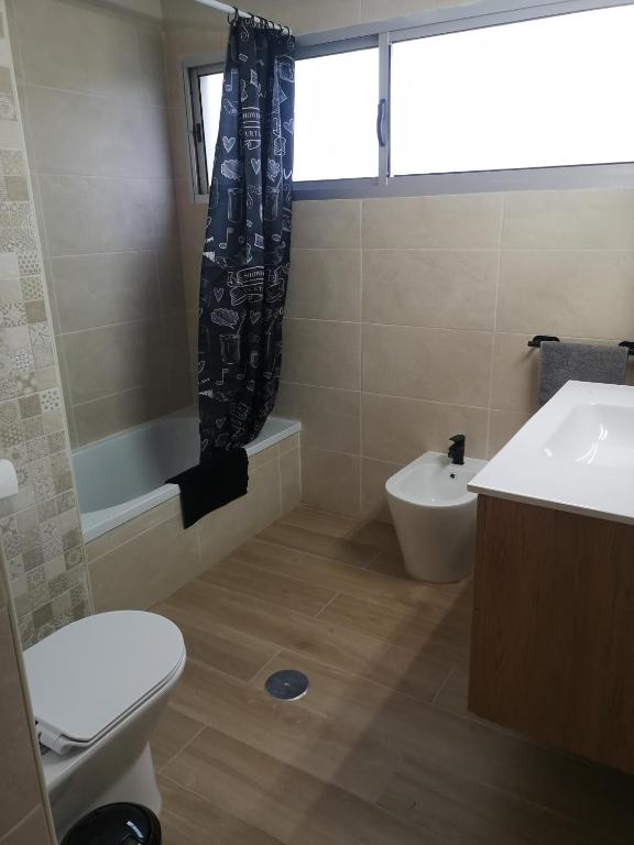 Koupelna v ubytování Hostal Mari en La Laguna, alquiler habitación privada en hostal, 6 habitaciones cerca de la universidad y aeropuerto Norte, 3 baños compartidos