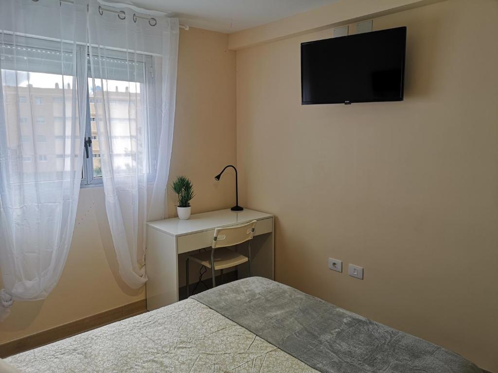 Postel nebo postele na pokoji v ubytování Hostal Mari en La Laguna, alquiler habitación privada en hostal, 6 habitaciones cerca de la universidad y aeropuerto Norte, 3 baños compartidos