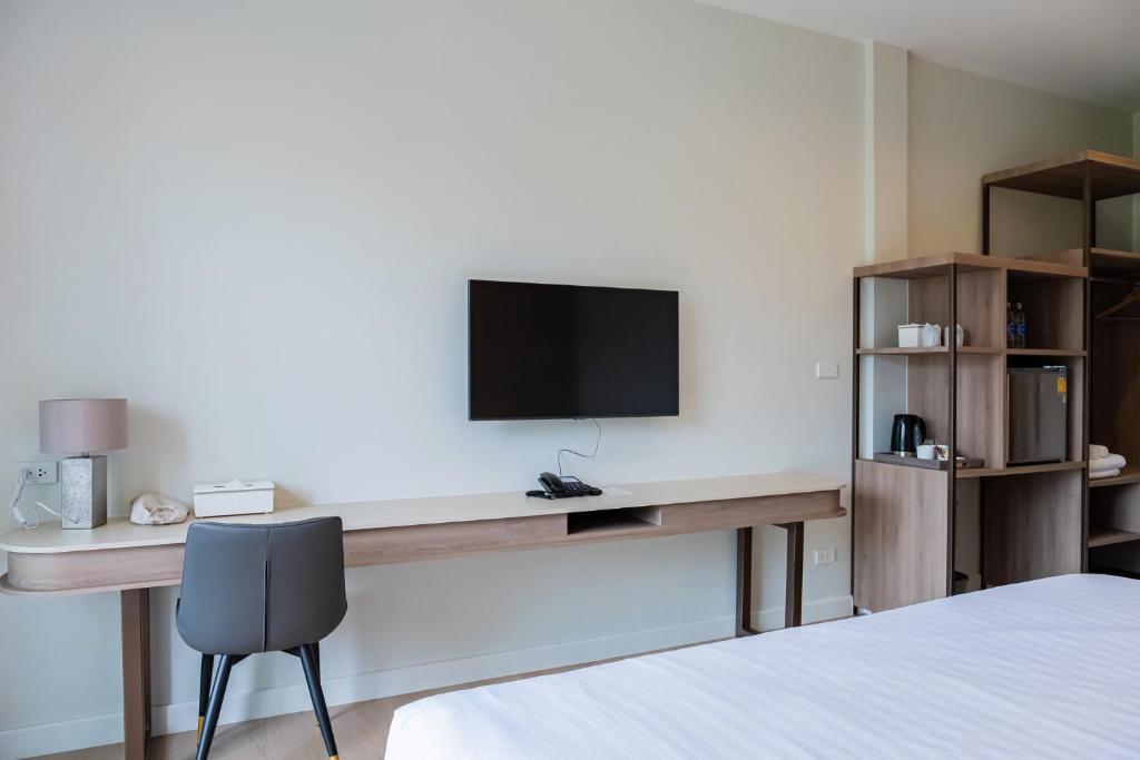 TV a/nebo společenská místnost v ubytování Wellington Hotel Prachuapkhirikhan