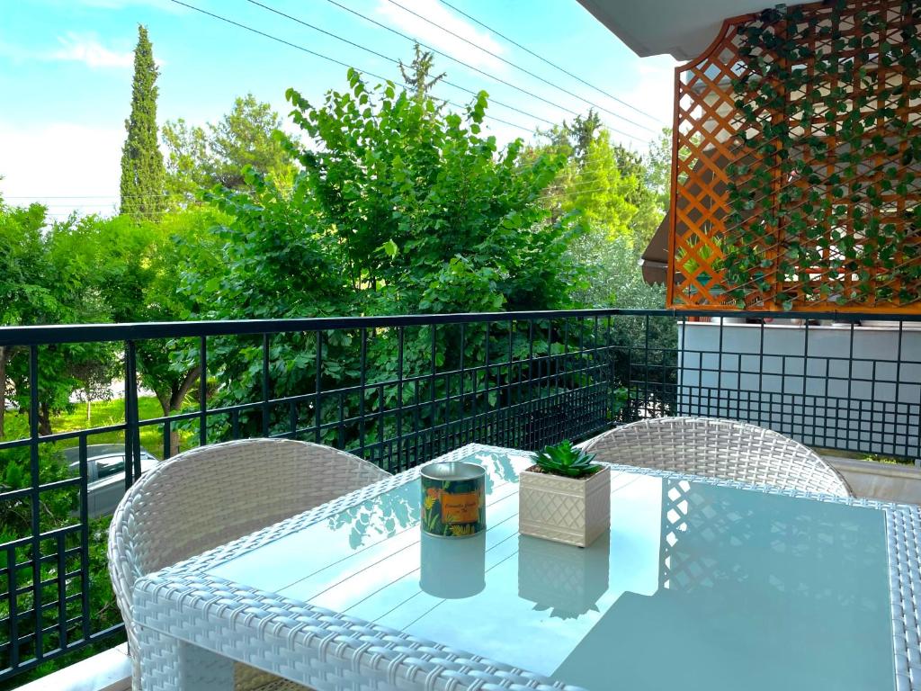 - Balcón con mesa blanca y sillas en URBAN LIFE STYLE en Tesalónica